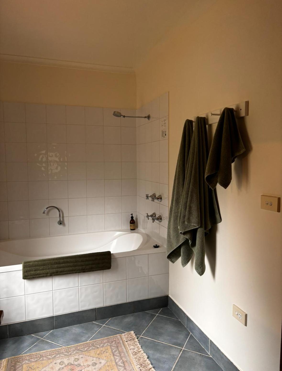 The Quarters Hotell Strahan Exteriör bild